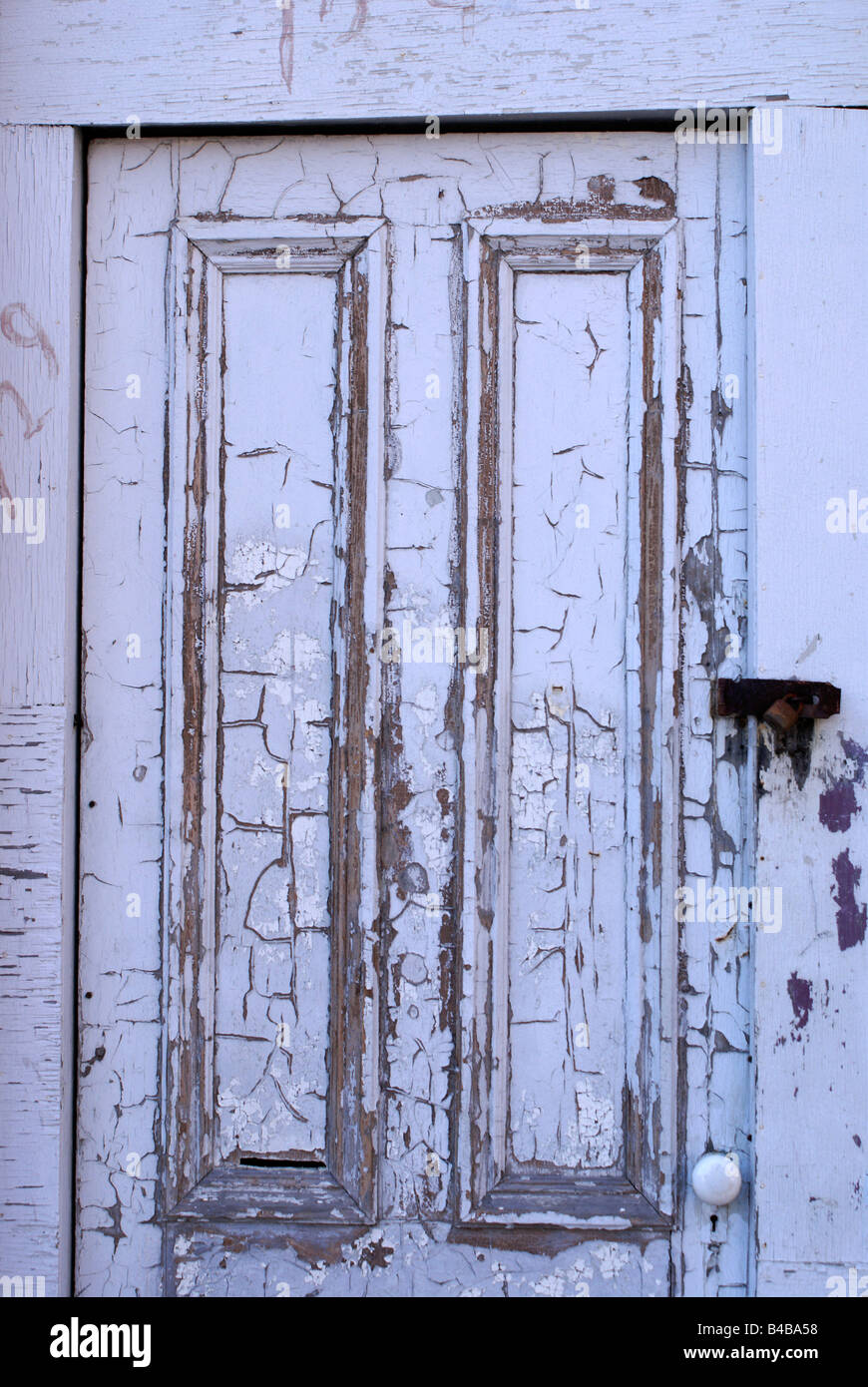 Alte Holztür mit abblätternde Farbe Stockfoto