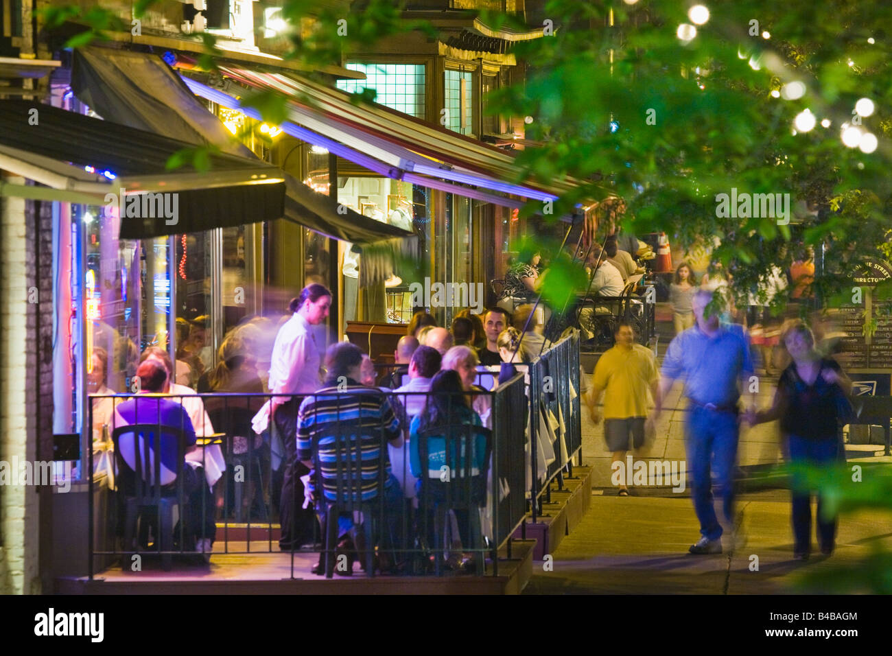 Sommer-Abend-Restaurant-Besucher und Spaziergänger am Broadway Saratoga Springs New York State Stockfoto