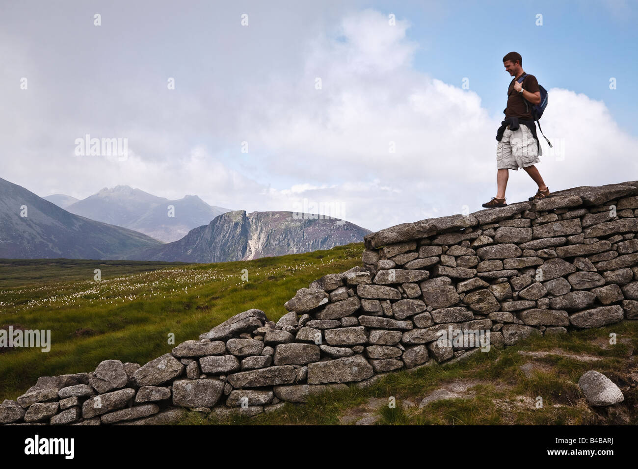 Ein Wanderer auf der Mourne Wand, Slieve Donard, Mourne Mountains, County Down, Nordirland Stockfoto