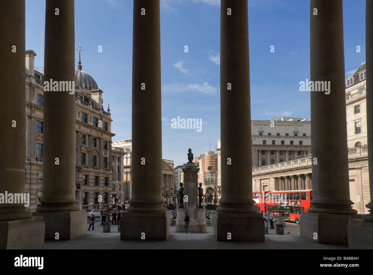 Eine Ansicht der Bank in der City of London von der Royal Exchange auf der rechten Seite ist die Bank of England Stockfoto