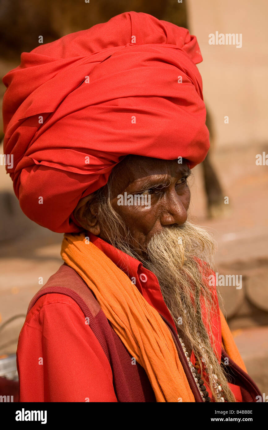 Ein Sadhu in Varanasi, Indien. Er trägt einen großen roten Turban, seine langen Haare gewickelt wird. Stockfoto