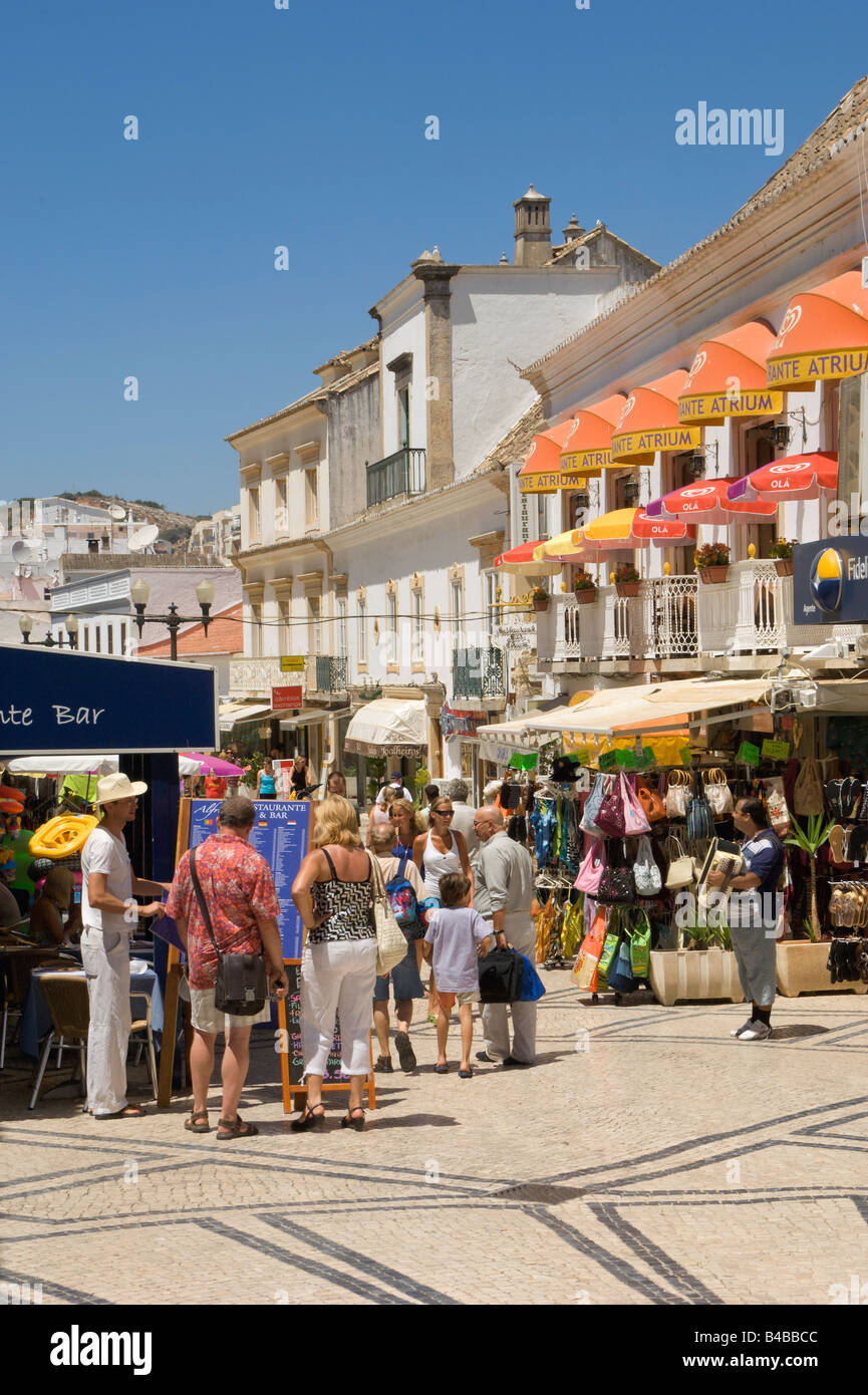 Portugal, Algarve, Albufeira Haupteinkaufsstraße im Sommer Stockfoto