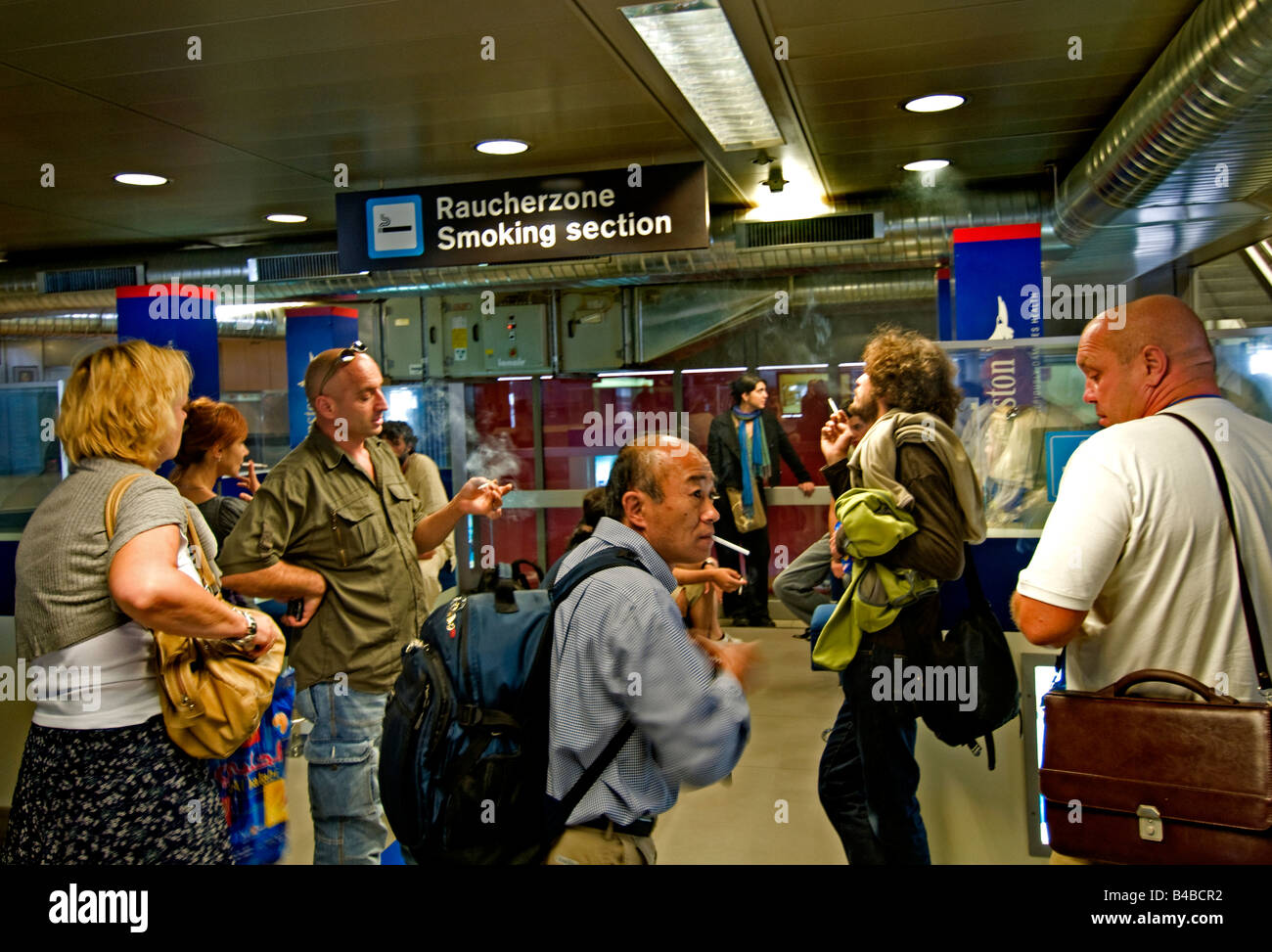 Schweiz Schweizer Flughafen Zürich raucht Zigaretten in einem bestimmten außerhalb Bereich Stockfoto