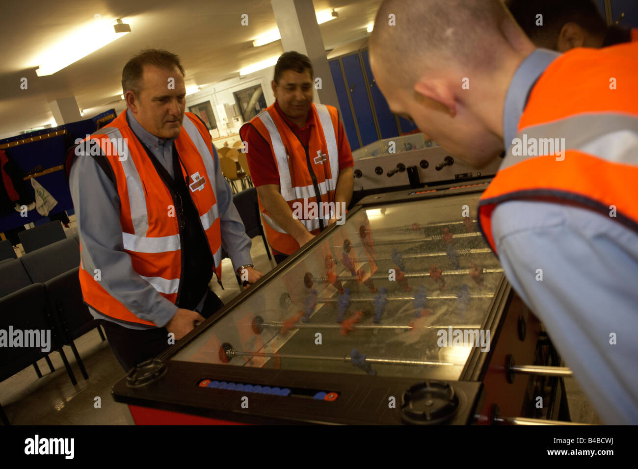 Postangestellten spielen Tischfußball in der Kantine während einer Nachtschicht am Royal Mail DIRFT Logistikpark in Daventry Stockfoto