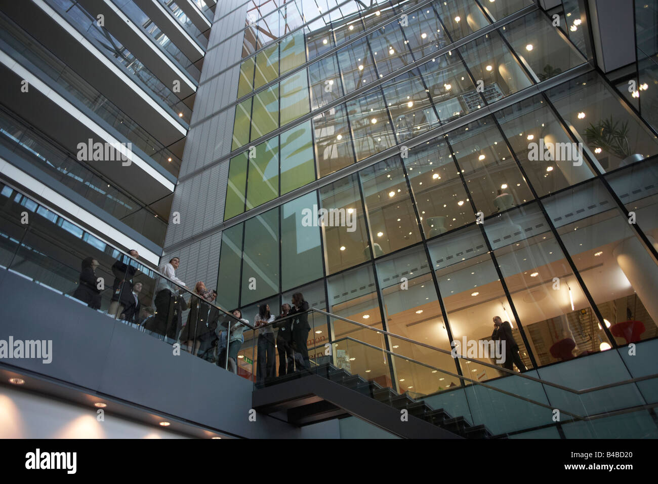 Führung durch eine Wirtschaftsprüfungsgesellschaft 385.000 Quadratfuß Norman Foster entworfenen Europazentrale Stockfoto