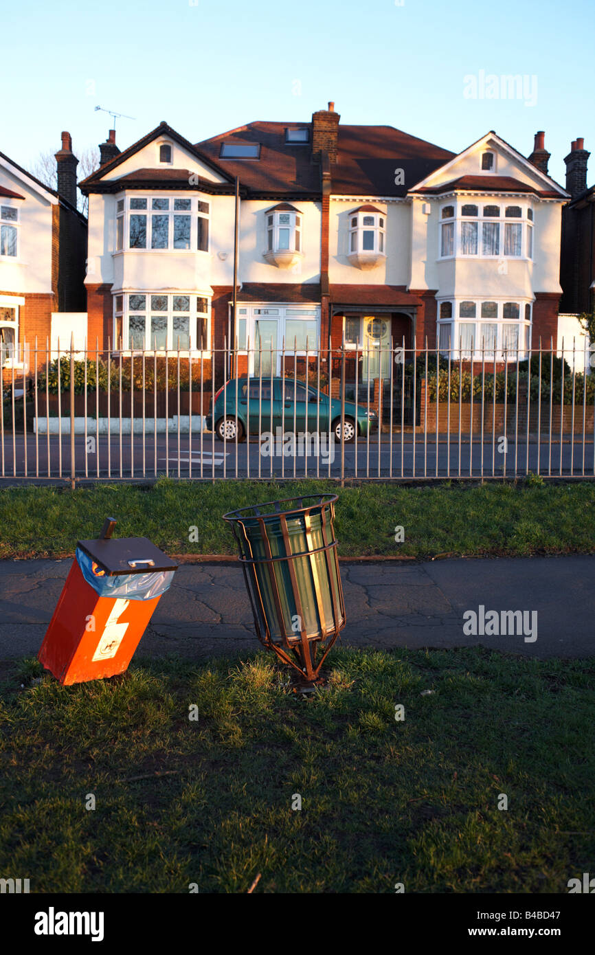 Gebogene Mülltonnen vor Edwardian Ära Doppelhaushälfte Häuser am Ruskin Park, Dänemark Hill SE24 Stockfoto