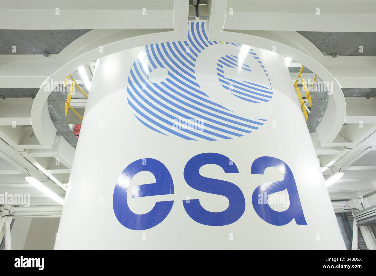 Eine Ariane-5-Raketenmotor in Europropulsion Booster Integration Gebäude an der European Space Agency Weltraumbahnhof Stockfoto