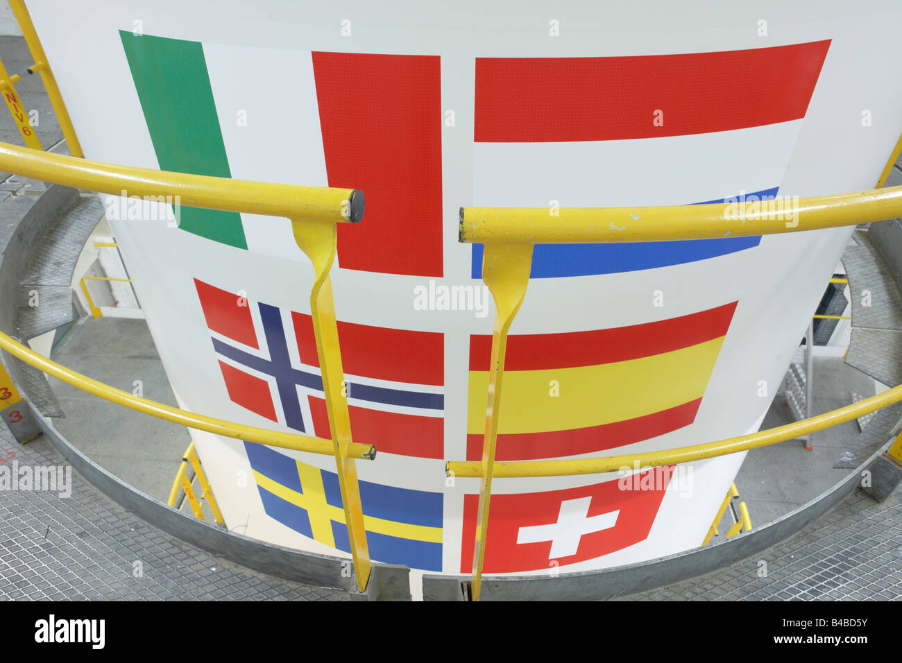 Mitglied Länderflaggen, Ariane 5 Rakete Booster in Europropulsions Booster Integration Gebäude, European Space Agency Weltraumbahnhof Stockfoto