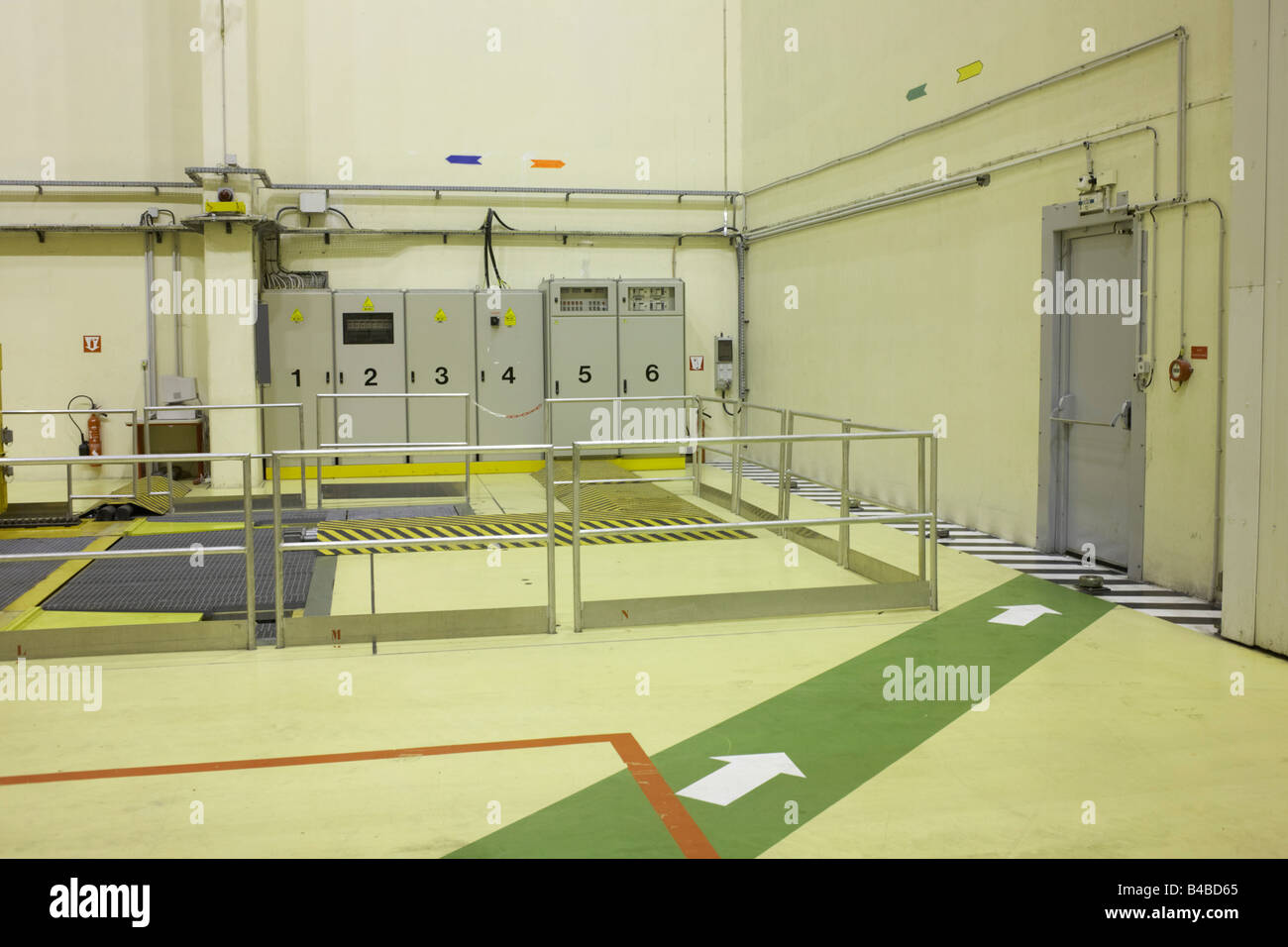 Elektrische Kabel Schränke in Europropulsion Booster Integration Gebäude an der European Space Agency Weltraumbahnhof Stockfoto