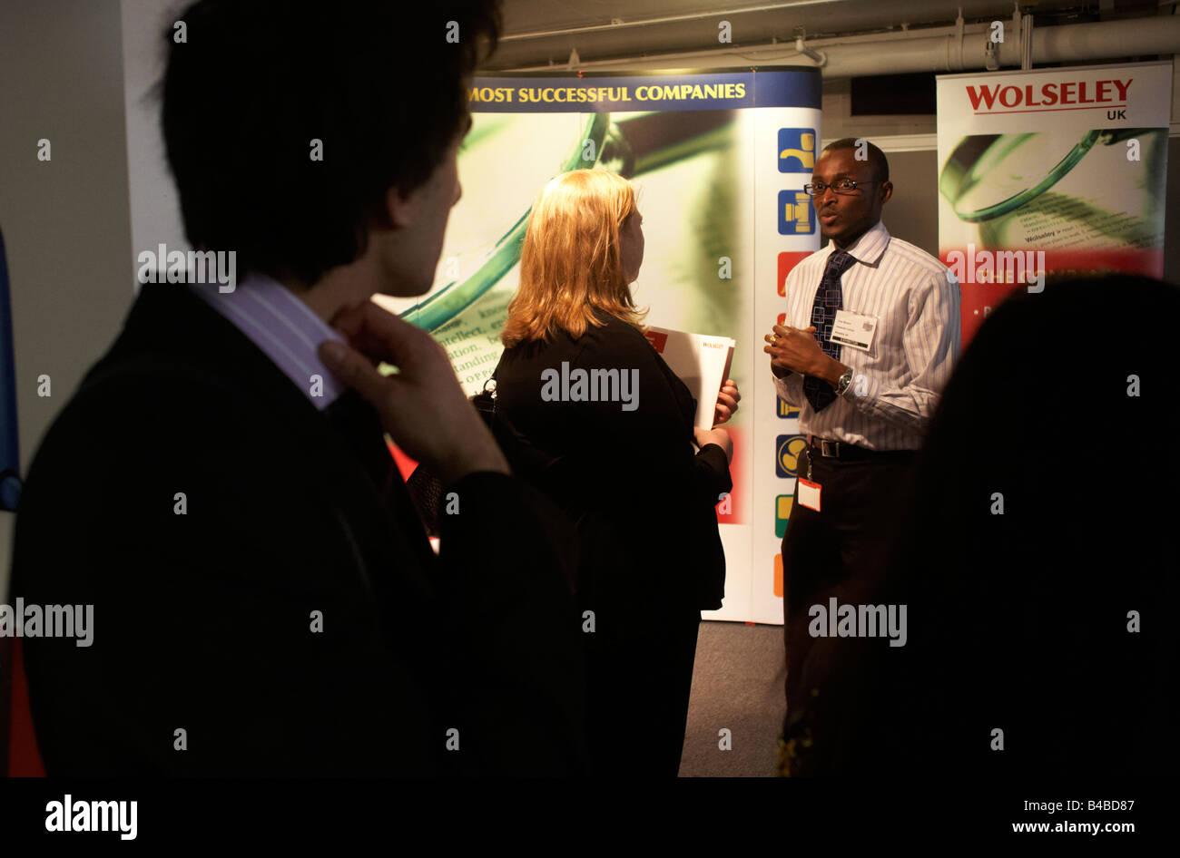 Begradigung der Krawatte auf ein Diplom Expo Messe treffen Unternehmen Personalvermittler Jugendlichen Arbeitsbeginn Stockfoto