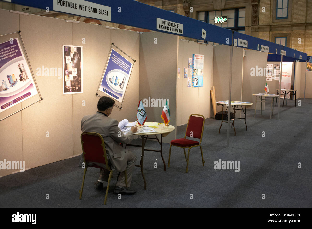 Ein Patient iranischer Unternehmer erwartet Investitionen für sein neues Konzept bei einem Erfinder Messe im Alexandra Palace, London Stockfoto