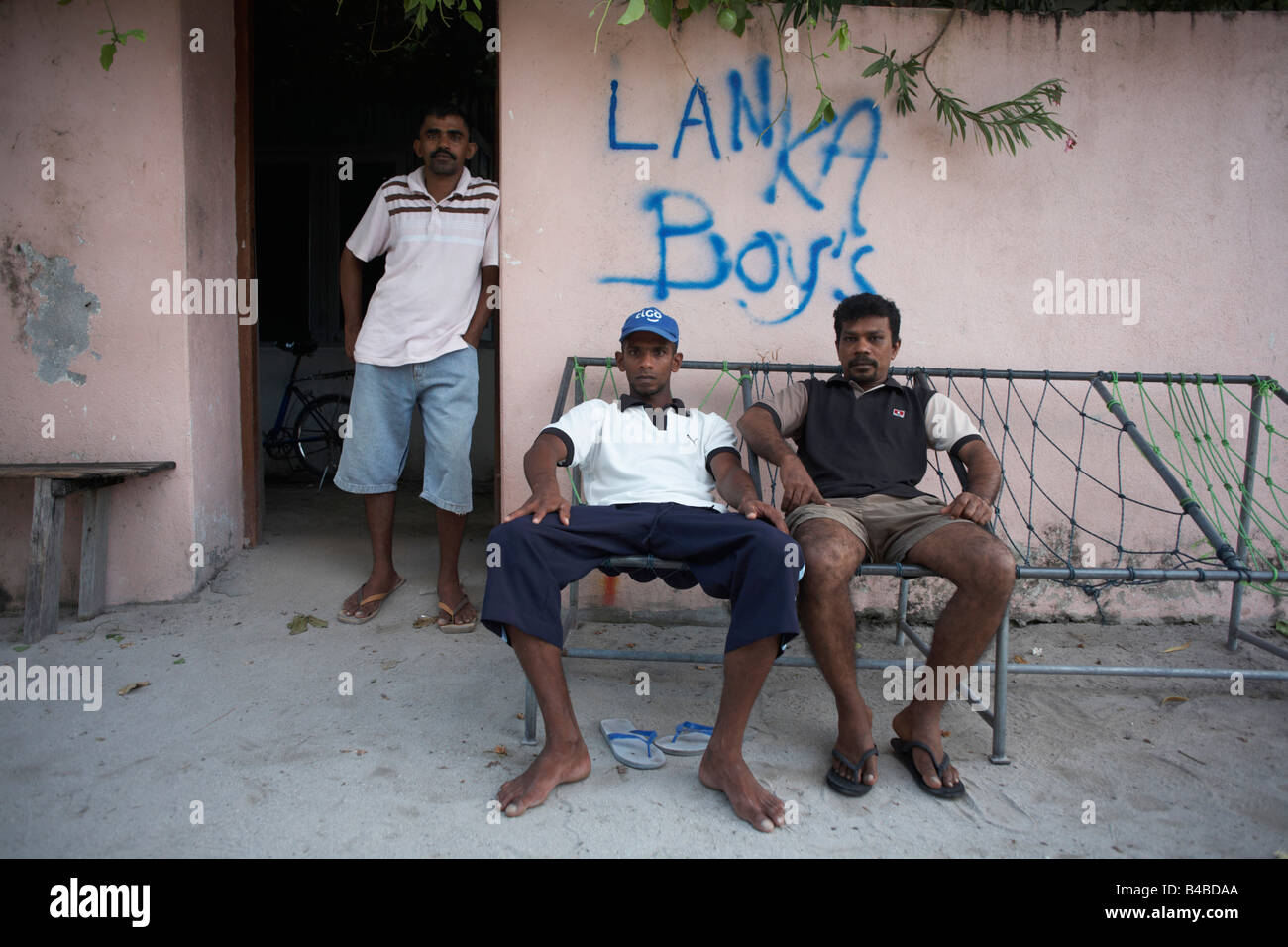 Sri Lanka Fischer außerhalb ihrer kommunalen Zuhause Cyprea Marine Lebensmittel Fabrik Insel von Himmafushi, Republik Malediven Stockfoto