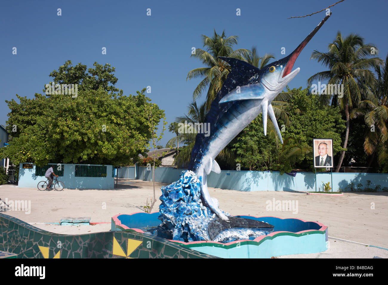 Ein Schwertfisch und Porträt von Ex-Präsident Gayoom Präsident der Republik Malediven stehen unter der tropischen Sonne, Meedu Insel Stockfoto