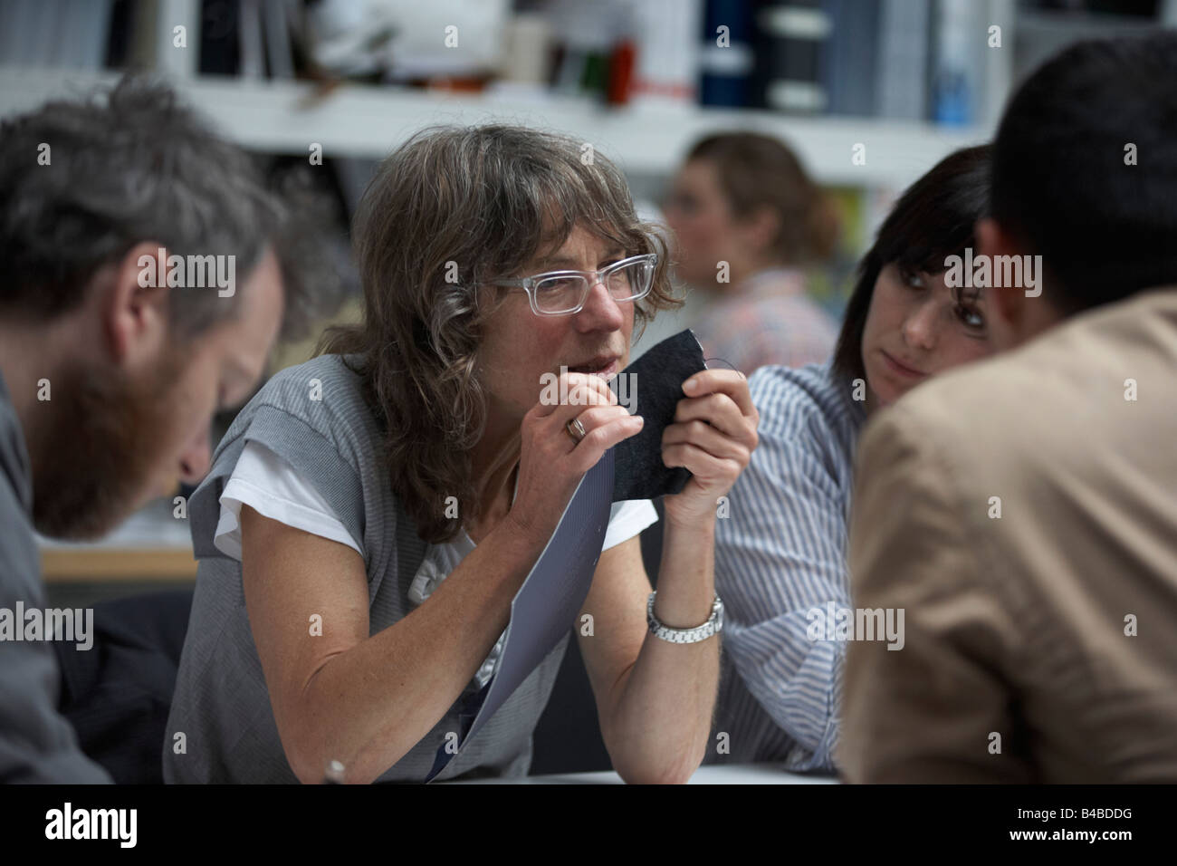 Britische Modeschöpfer Margaret Howell hält ein Treffen stattfindet, um Gewebe für die nächste Modenschau in ihrem Atelier zu diskutieren Stockfoto