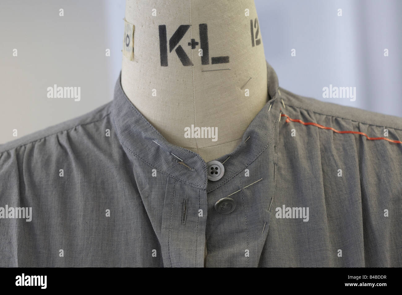 Detail zeigt die feine Stiching ein Baumwollkleid in das Design-Studio Workshop werkseitig Couturier Margaret Howell Edmonton Stockfoto