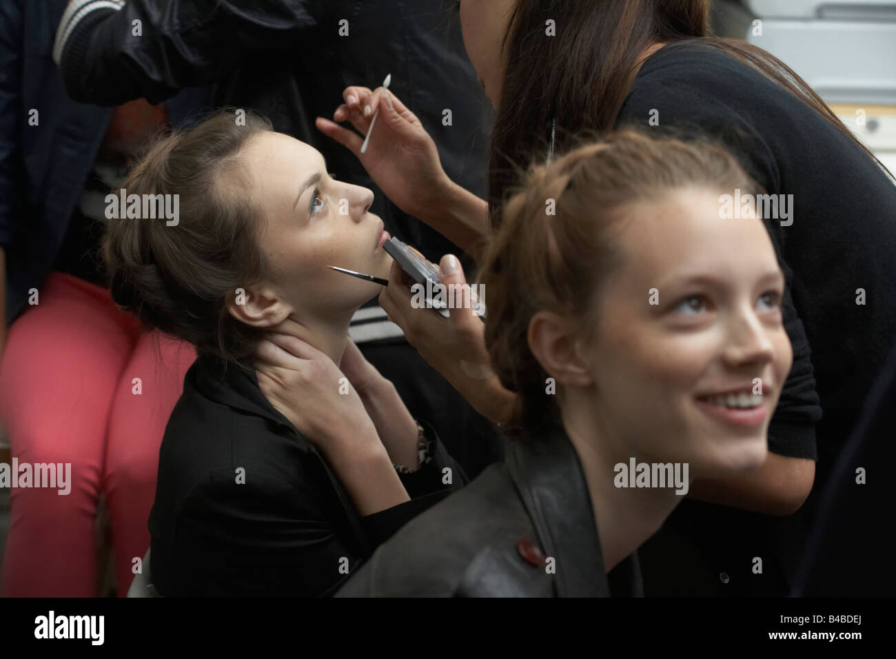 Make-up und Hair Stylisten fertig Modelle bei britischen Couture Designer Margaret Howells Herbst-Modenschau in ihrem Design-studio Stockfoto