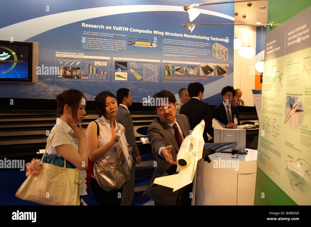 Delegaten sind Flügel-composite-Technologie durch Repräsentanten von Japan Aerospace Exploration Agency auf der Paris Air Show gezeigt. Stockfoto