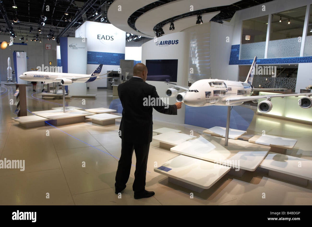 Man berührt Modell des A380 Verkehrsflugzeug angezeigt auf dem Airbus-EADS-Stand während der Messe Paris Air Show in Le Bourget Stockfoto