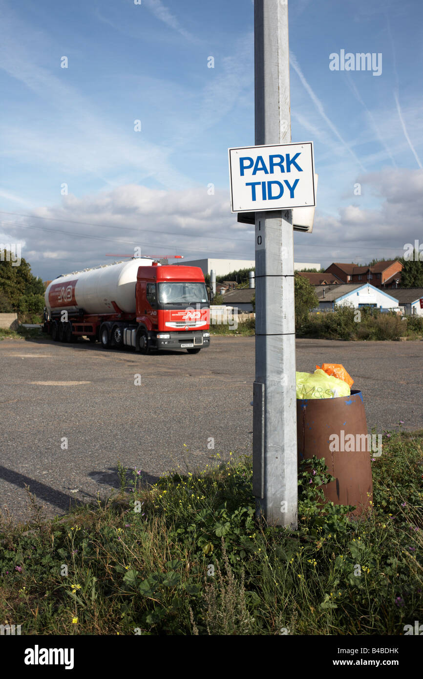 Melden Sie durch ein voller Mülleimer Laternenpfahl sagt LKW-Fahrer ihre LKWs fein säuberlich in Übernachtung LKW-Parkplatz, Grays Essex zu parken an Stockfoto