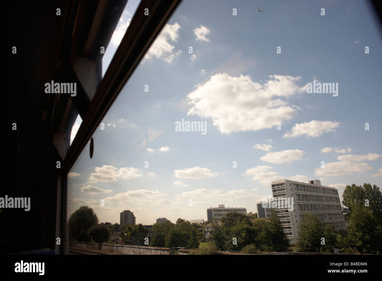 Blick aus dem Fenster auf einer innerstädtischen Landschaft aus der s-Bahn zwischen Denmark Hill und Victoria, Süd-London Stockfoto