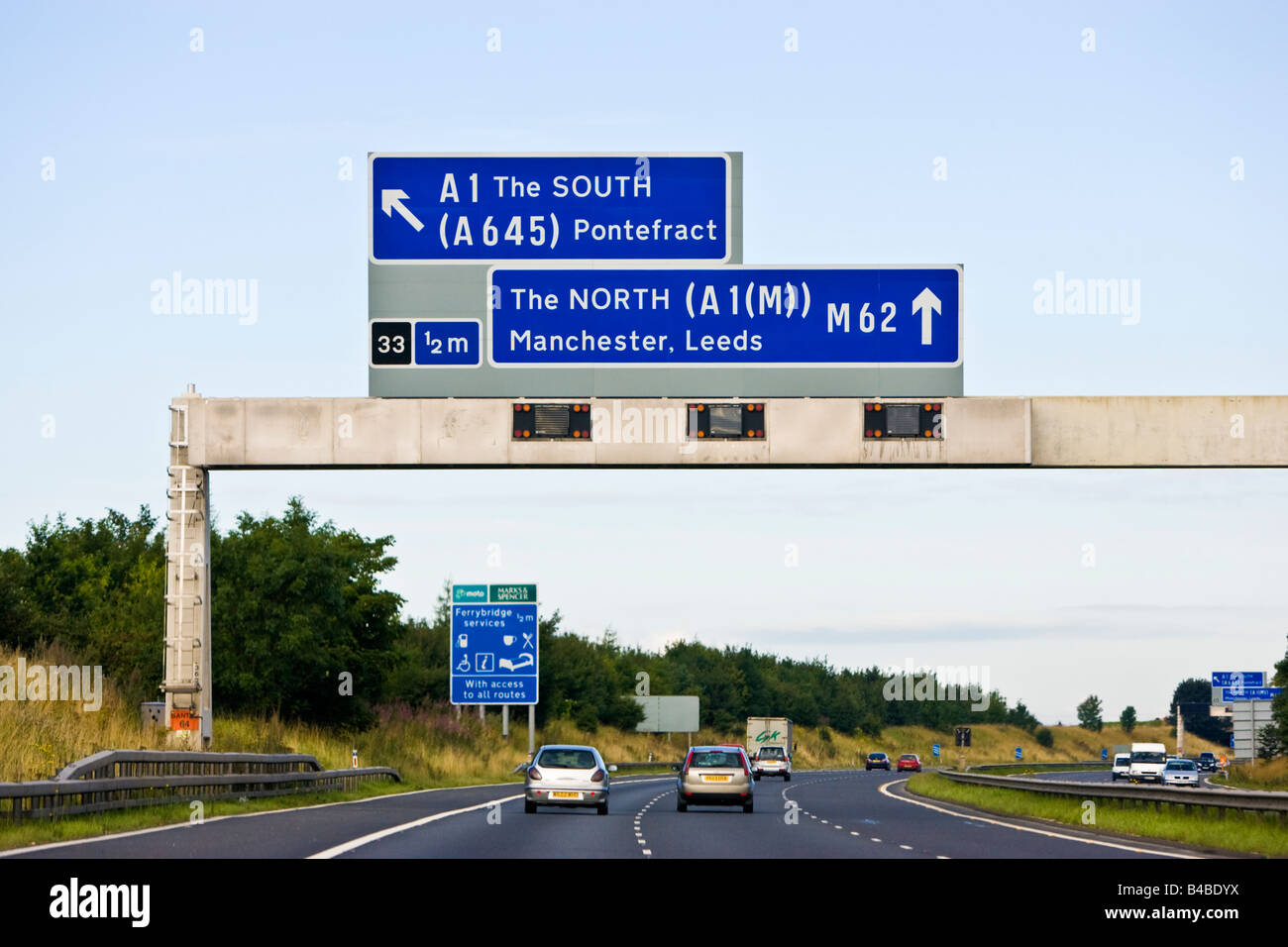 Autobahn, uk Autos auf einer Autobahn in Großbritannien, England, Großbritannien Stockfoto