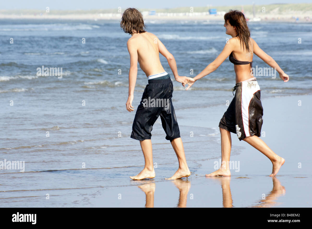 Junger Mann Frau Teenager-Mädchen jungen nackten Füßen am Strand Flachwasse...