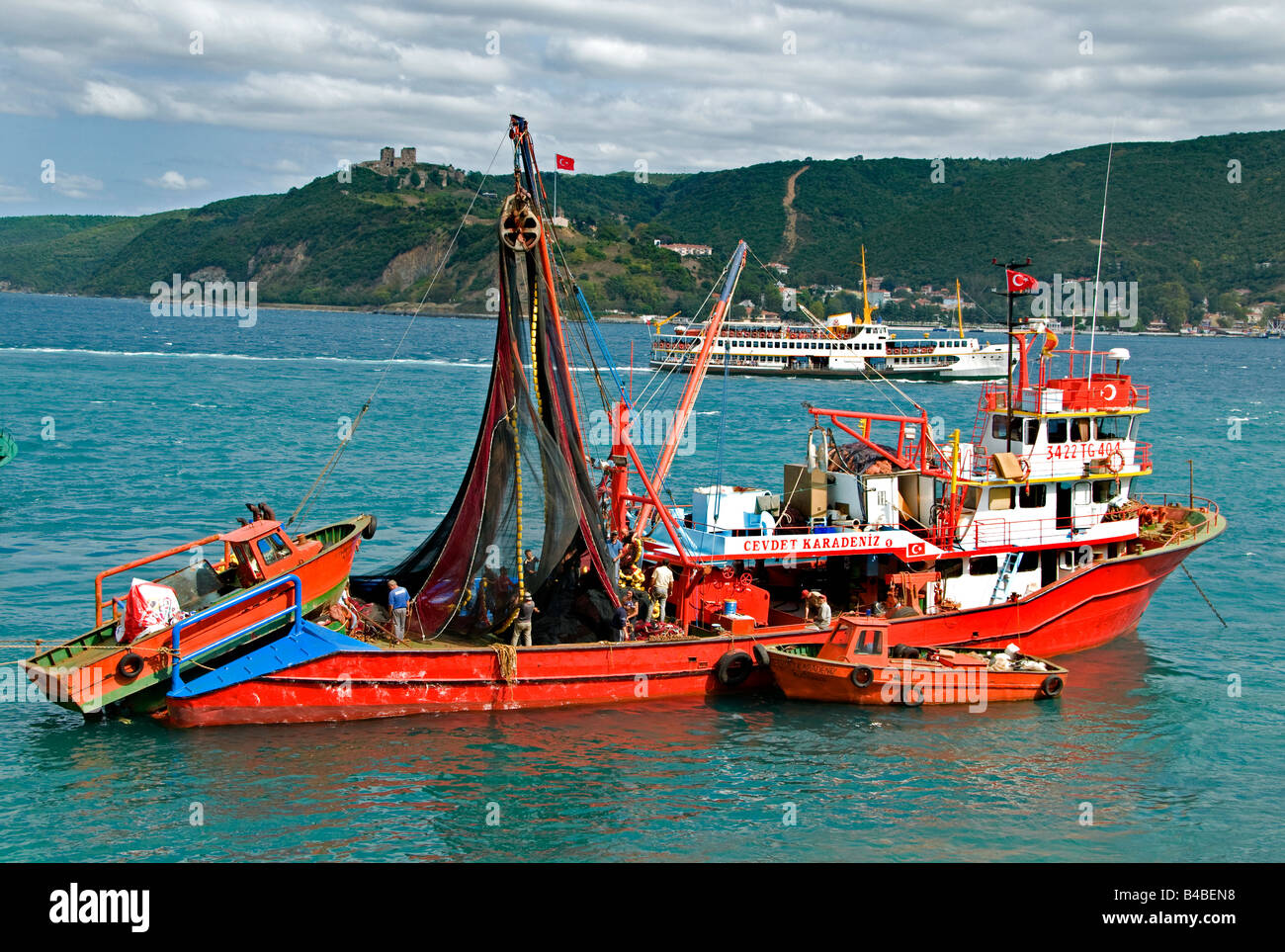 Rumeli Kavagi Sariyer Bosphorus Istanbul Sky Line Wasser Schiff Angeln Stockfoto