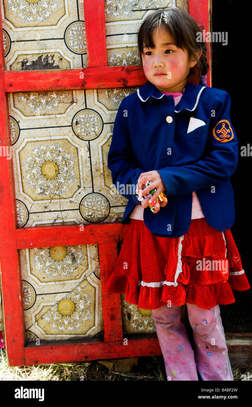 Ein nettes mongolische Mädchen steht im Eingangsbereich in traditionellen Haus ihrer Familie namens GER oder Jurte Stockfoto