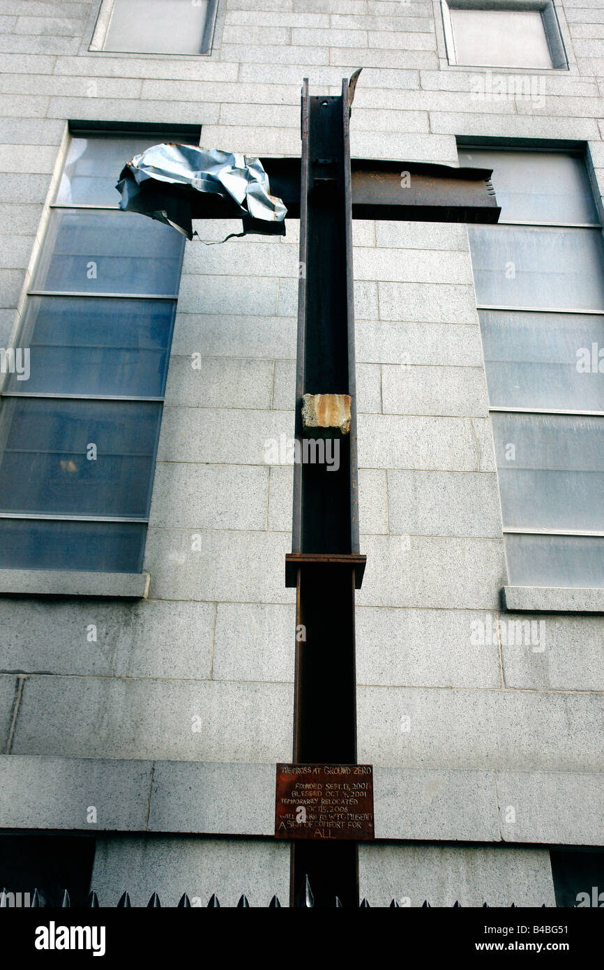 Kreuz am Ground Zero Standort der Zwillingstürme des World Trade Center am September 11 2008 7. Jahrestag des Terroranschlags Stockfoto