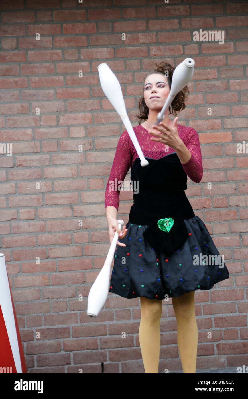Kunstler Clown Clown Franzosisch Frau Gekleidet Im Zirkus Kleid Jonglieren Drei Pins Acrobat Gleichgewicht Bei Street Stockfotografie Alamy