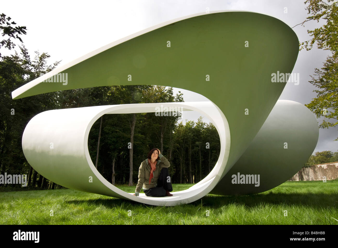 Bildhauer "Eilis O Connell" in ihrer Skulptur "Kurve zu Punkt" in der [Cass Sculpture Foundation] an Goodwood West Sussex Stockfoto