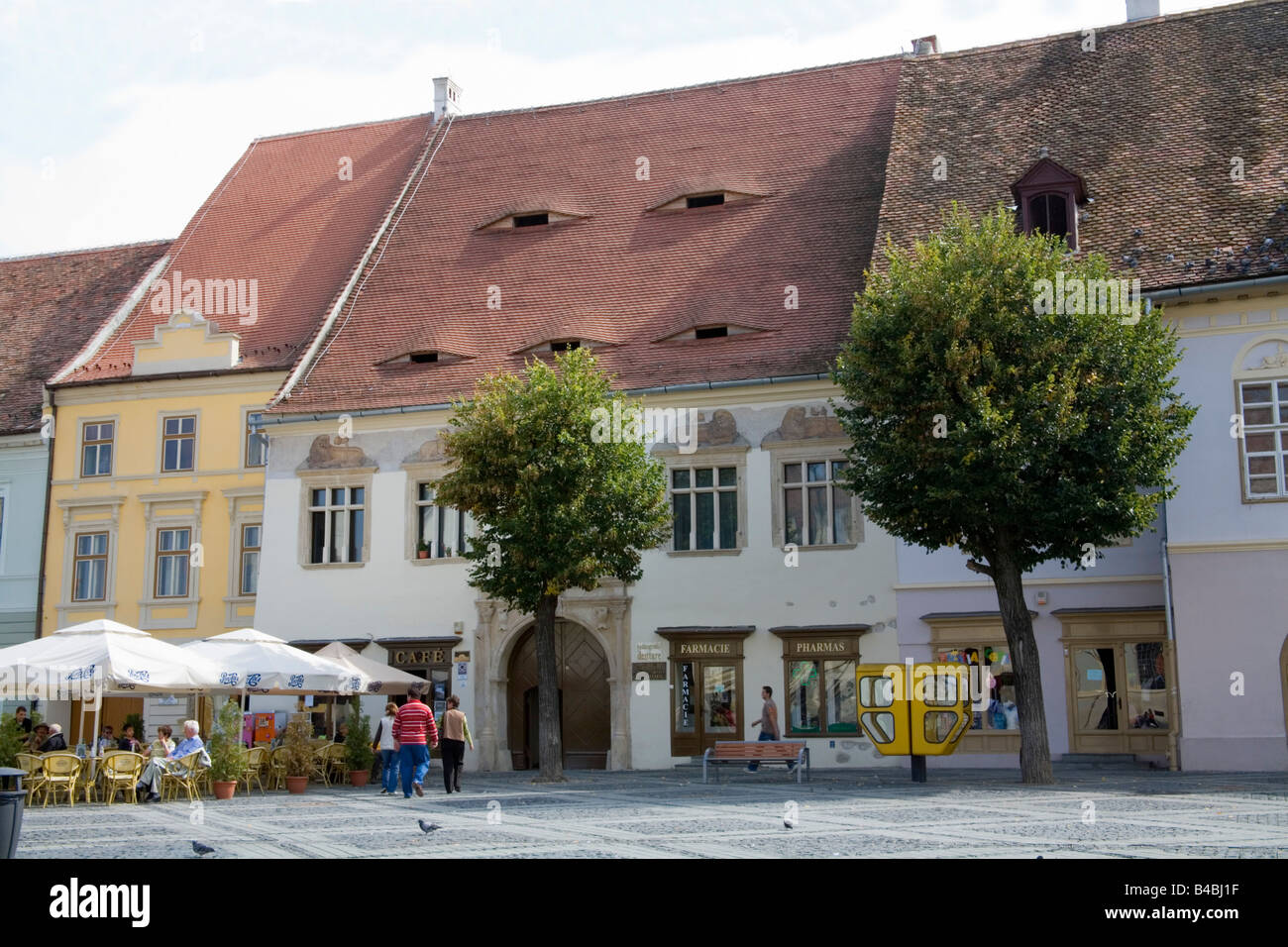 Sibiu Hermannstadt Siebenbürgen Rumänien Europa September erhaltenen Gebäude mit ungewöhnlichen Dachfenster bekannt als Sibiu Augen Stockfoto