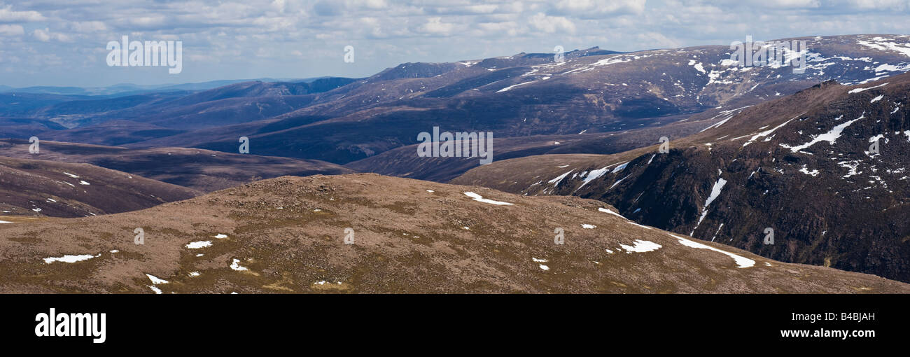 malerische Berglandschaft Cairngorm Mountains im späten Frühjahr, Schottland Stockfoto