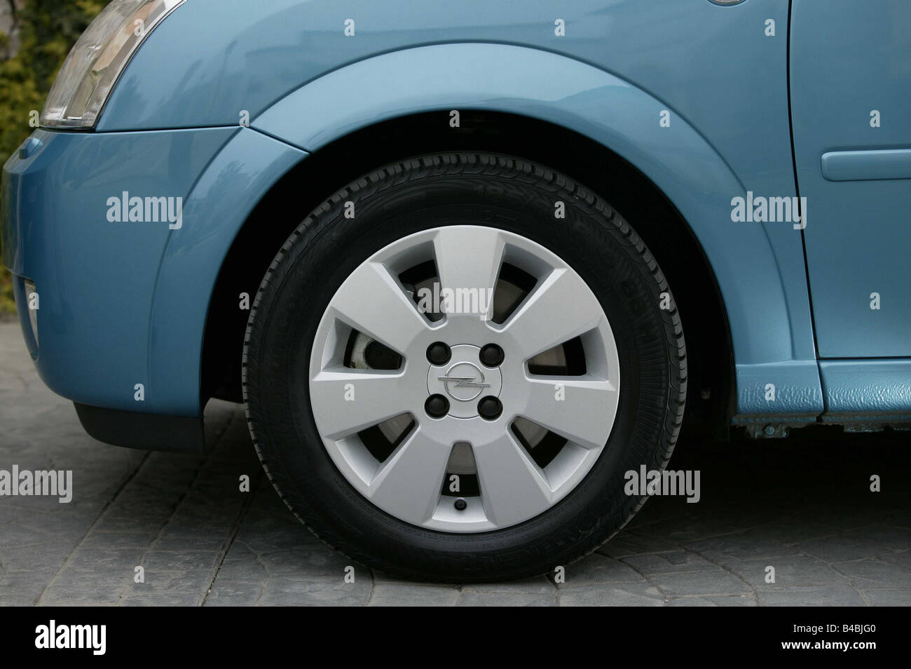 Auto, Opel Meriva, Van, Limousine, Modelljahr 2003-hell blau-Metallic,  Detailansicht, Reifen, Rad, Front-Reifen, Vorderrad, t Stockfotografie -  Alamy