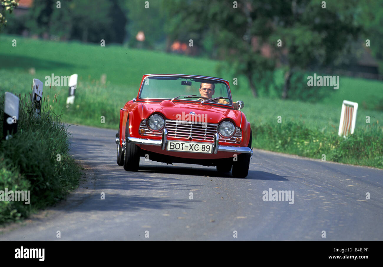 Auto, Triumph TR 4, Jahrgang ca., Modelljahr 1962, 60er Jahre, rot, Cabrio, Open Top, fahren, schräg von vorne, Fron Stockfoto