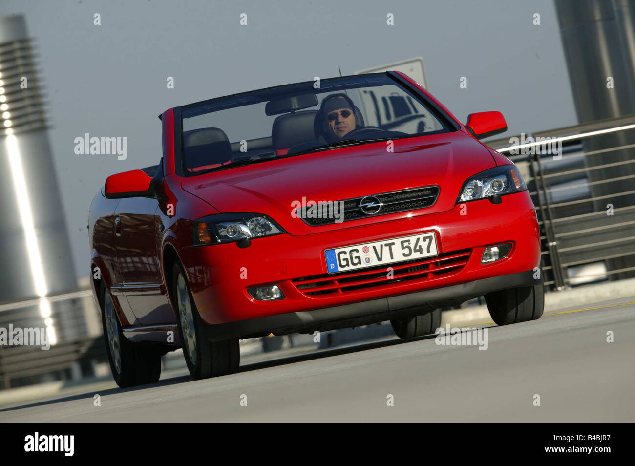 Auto Opel Astra Cabrio Dieselmotor Modell Jahr 00 Orange Oben Offen Fahren Schrag Von Vorne Vorderansicht Stockfotografie Alamy