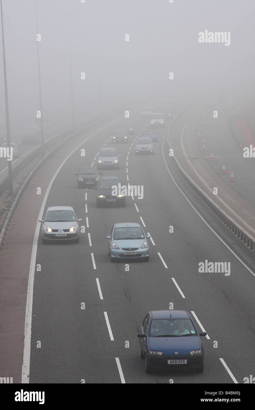 Lastwagen im Nebel