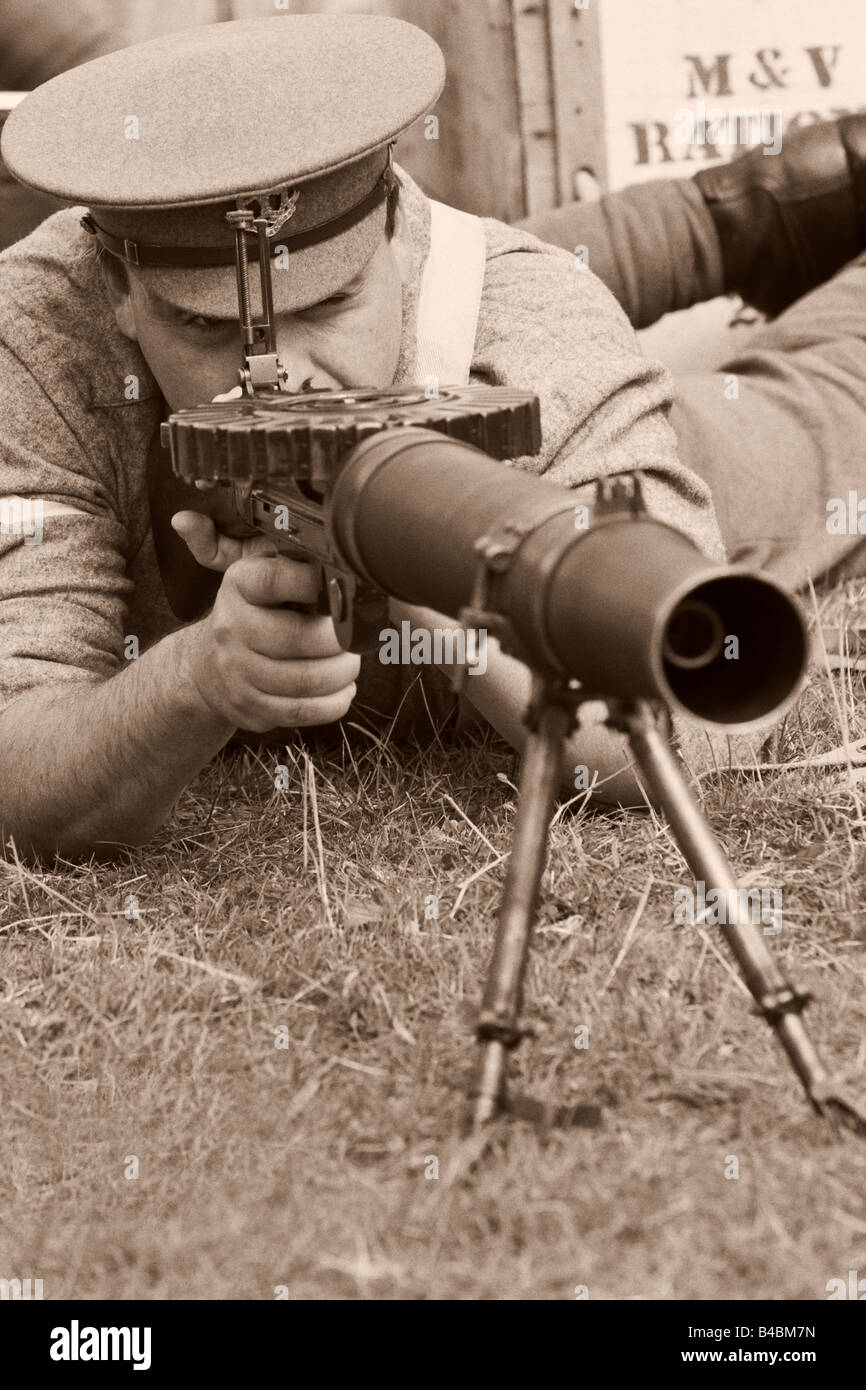 Britische Armee-Lanze-Obergefreites betreibt eine Lewis leichtes Maschinengewehr - Sepia Stockfoto
