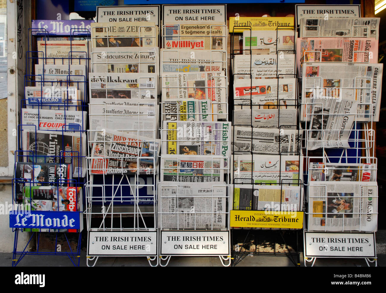 Auswahl an englischen und ausländischen Zeitungen zum Verkauf am Kiosk, Chiswick, West London, UK. Stockfoto
