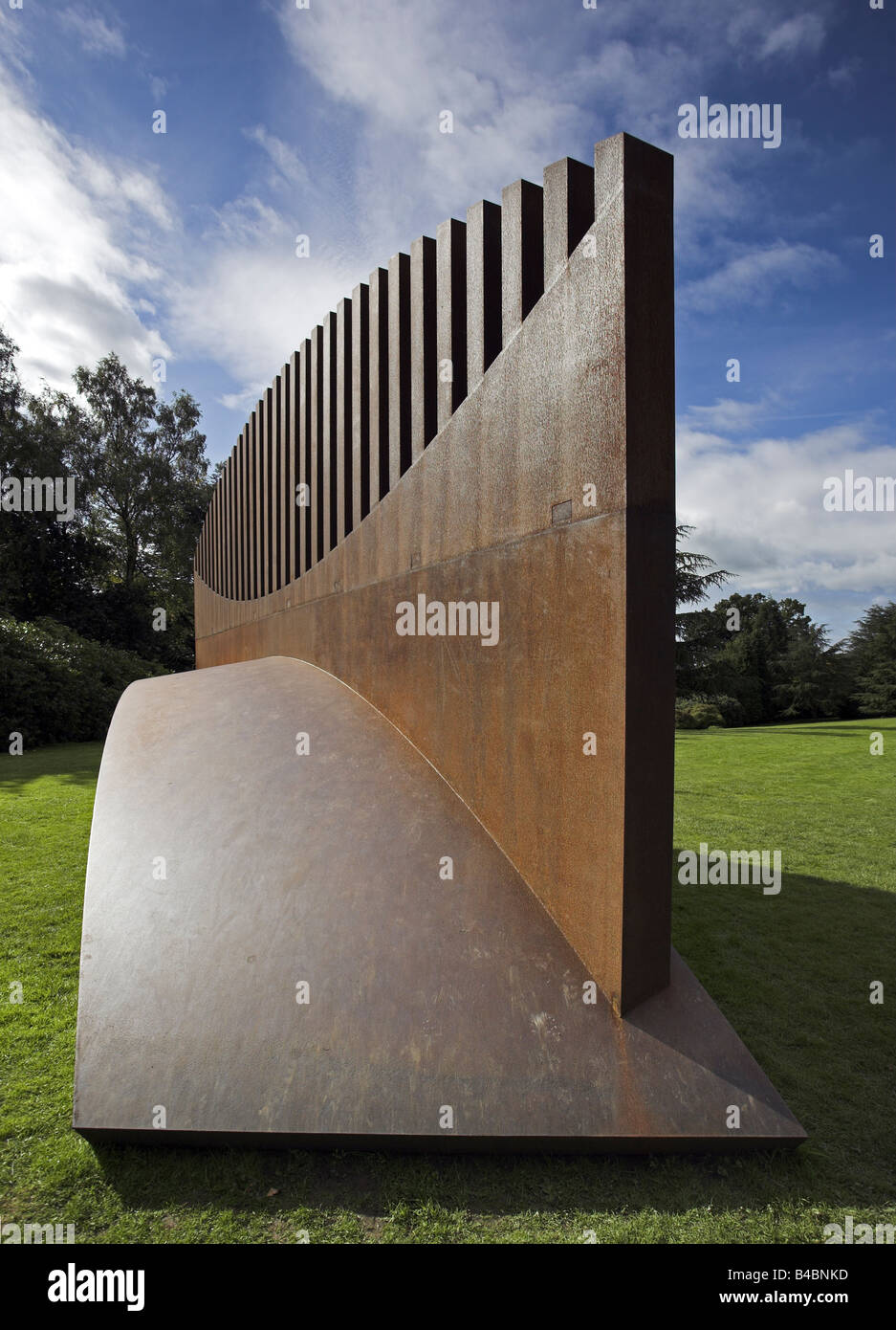 Outdoor-Skulptur von Nigel Hall in Yorkshire Sculpture Park die Holzbrücke Stockfoto