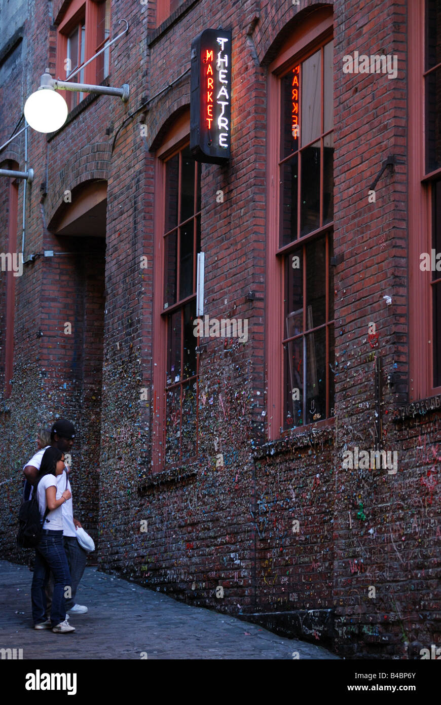 Ein paar untersucht die Gum-Wand in Seattle Post Gasse am Pike Place Market. Stockfoto