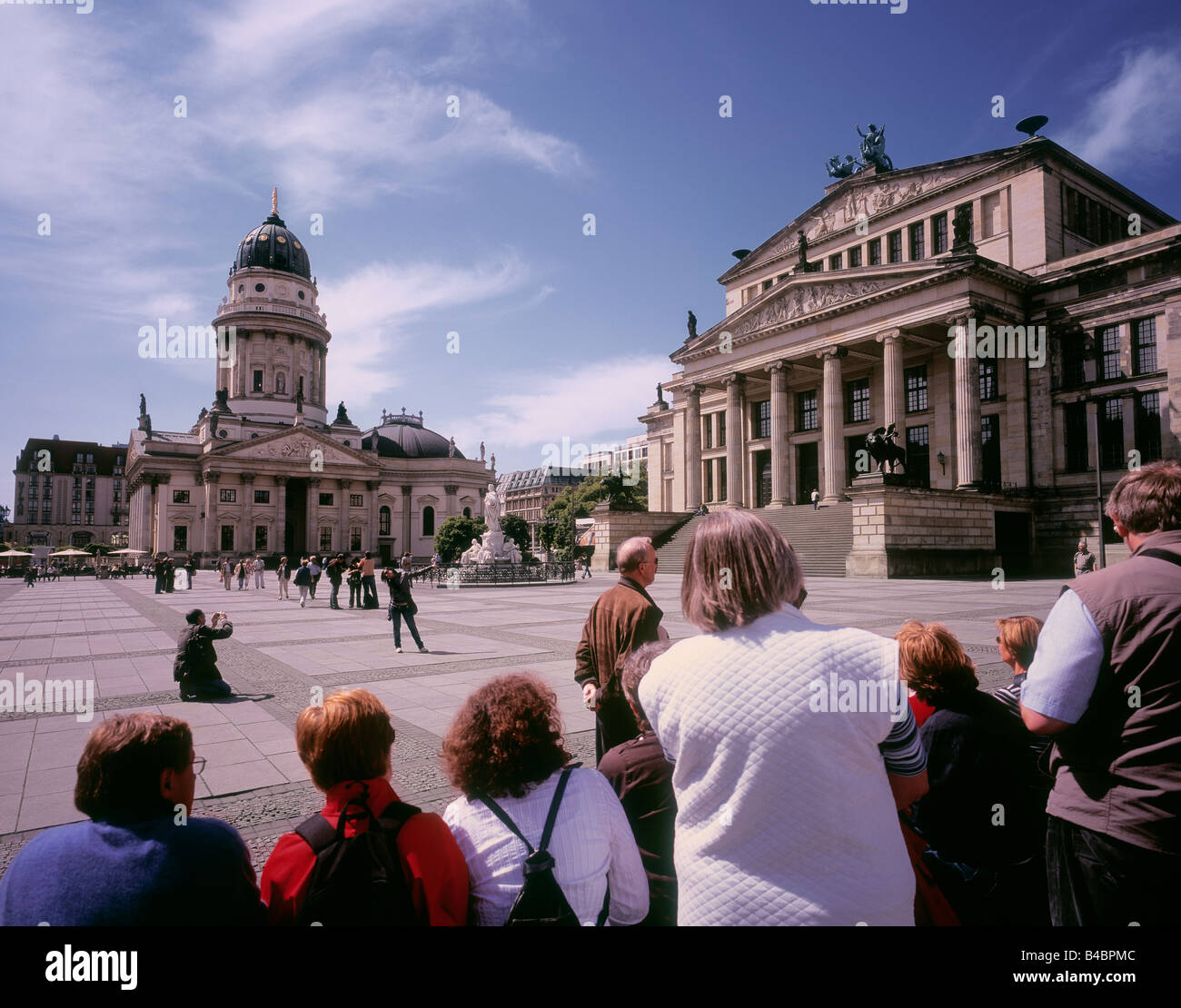 Gruppe von Touristen am Gendarmenmarkt in Berlin (Mitte), Deutschland. Stockfoto