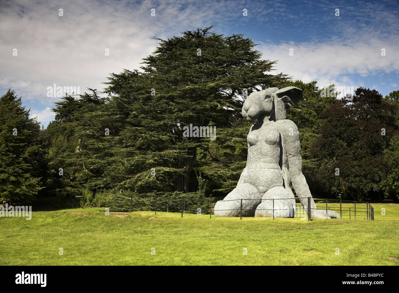 Lady Hare Skulptur von Sophie Ryder in Yorkshire Sculpture Park, Bretton, West Yorkshire. Stockfoto