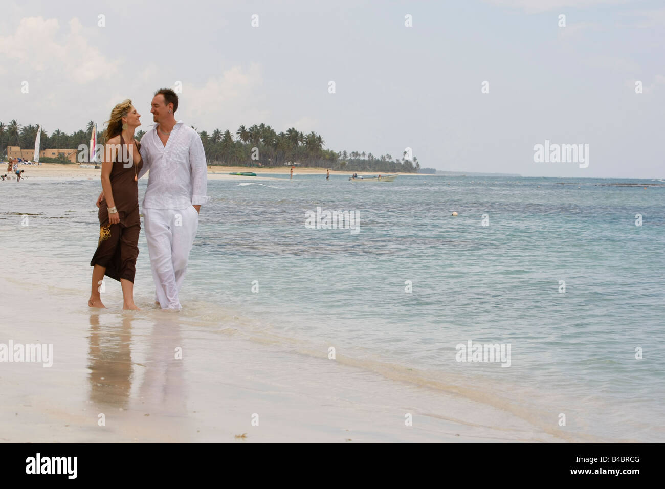 paar in Liebe posieren für ihre Engagement Fotos im Dreams Resort in Punta Cana Dominikanische Republik Stockfoto
