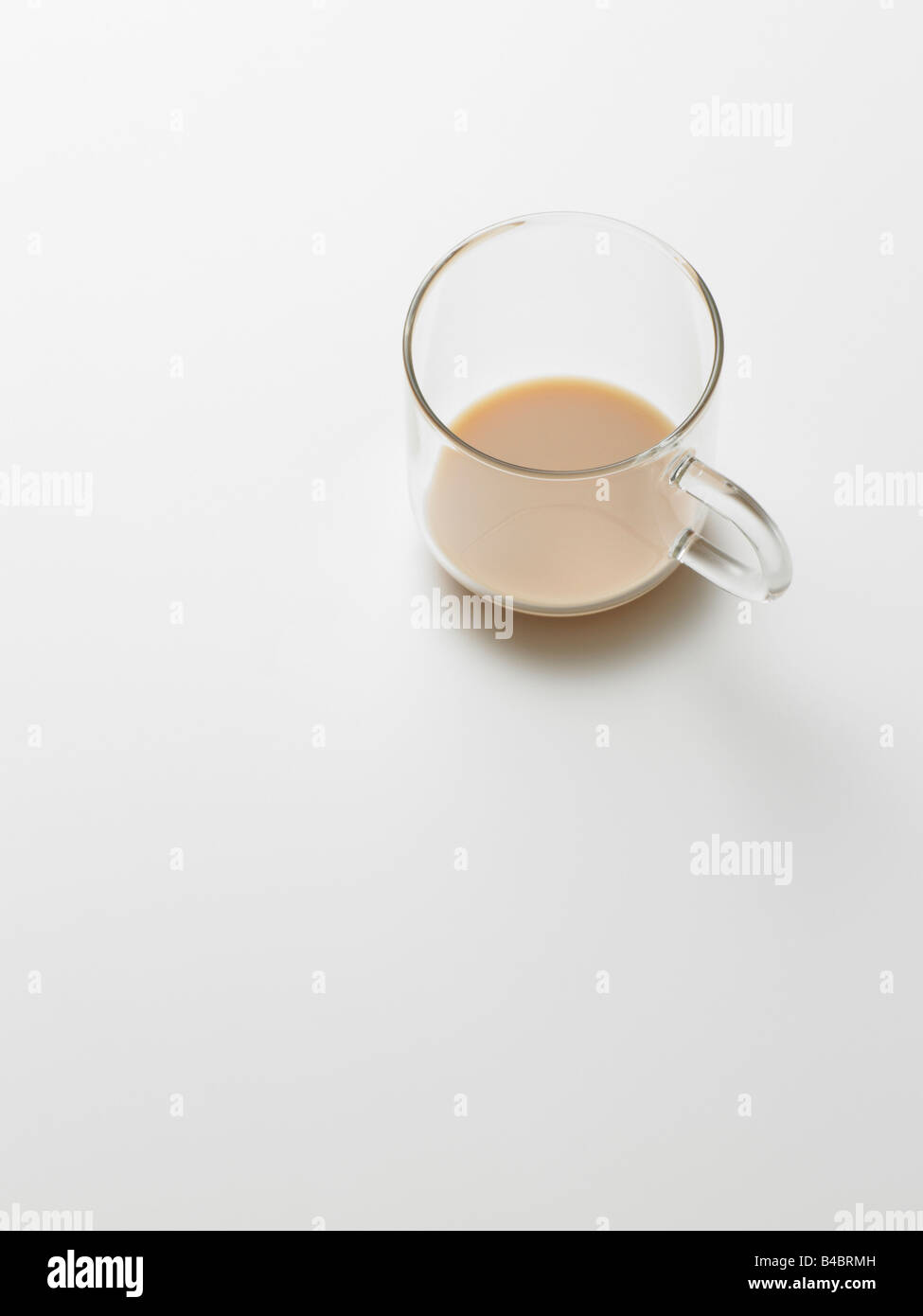 Glas Tee Becher auf einfarbigen Hintergrund Stockfoto