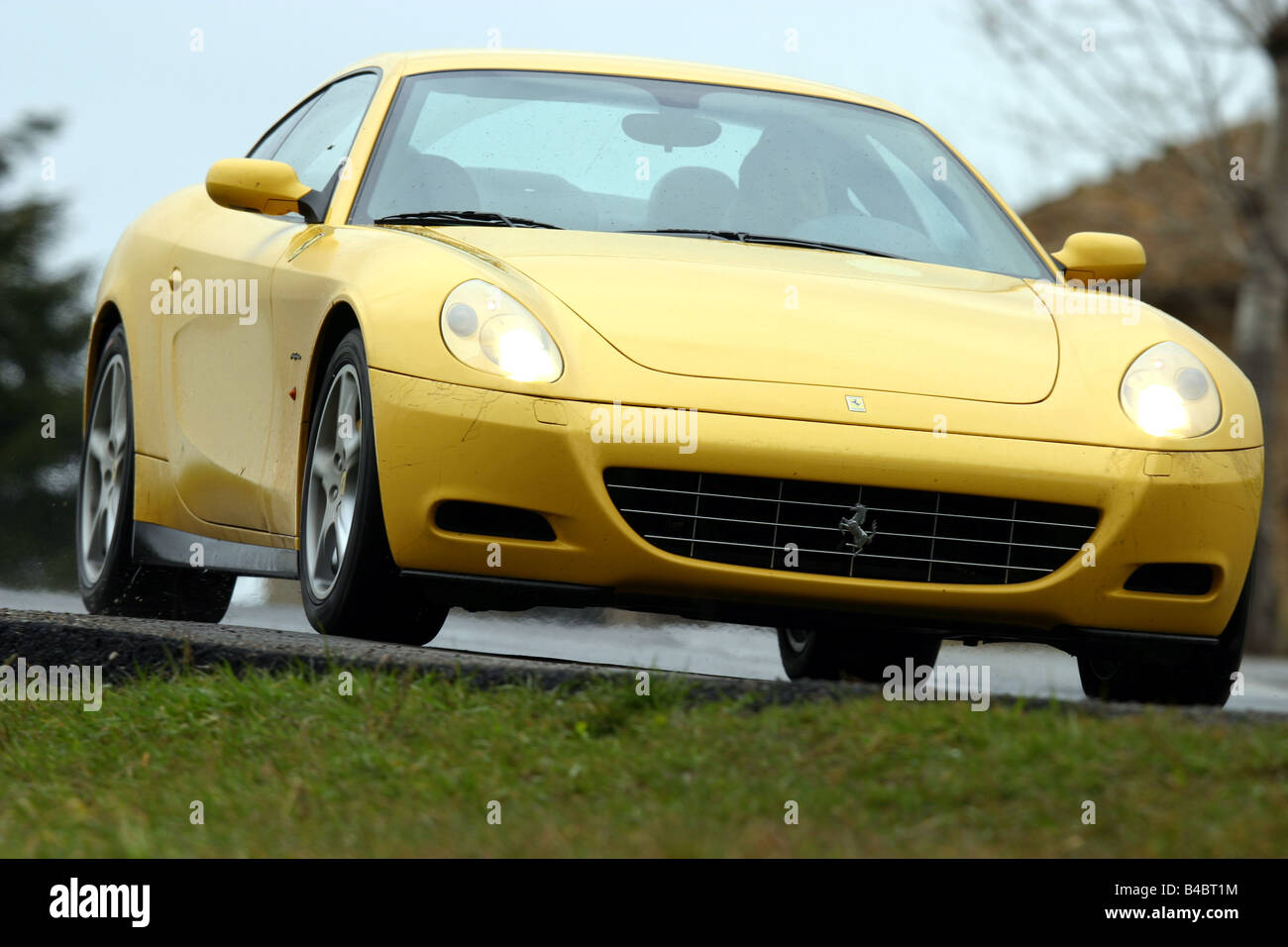 Modelljahr 2004-Coupe/Coupe, gelb, fahren, schräg von vorne, frontale Ansicht, Roadster, Auto, Ferrari 612 Sapprox.lietti Stockfoto