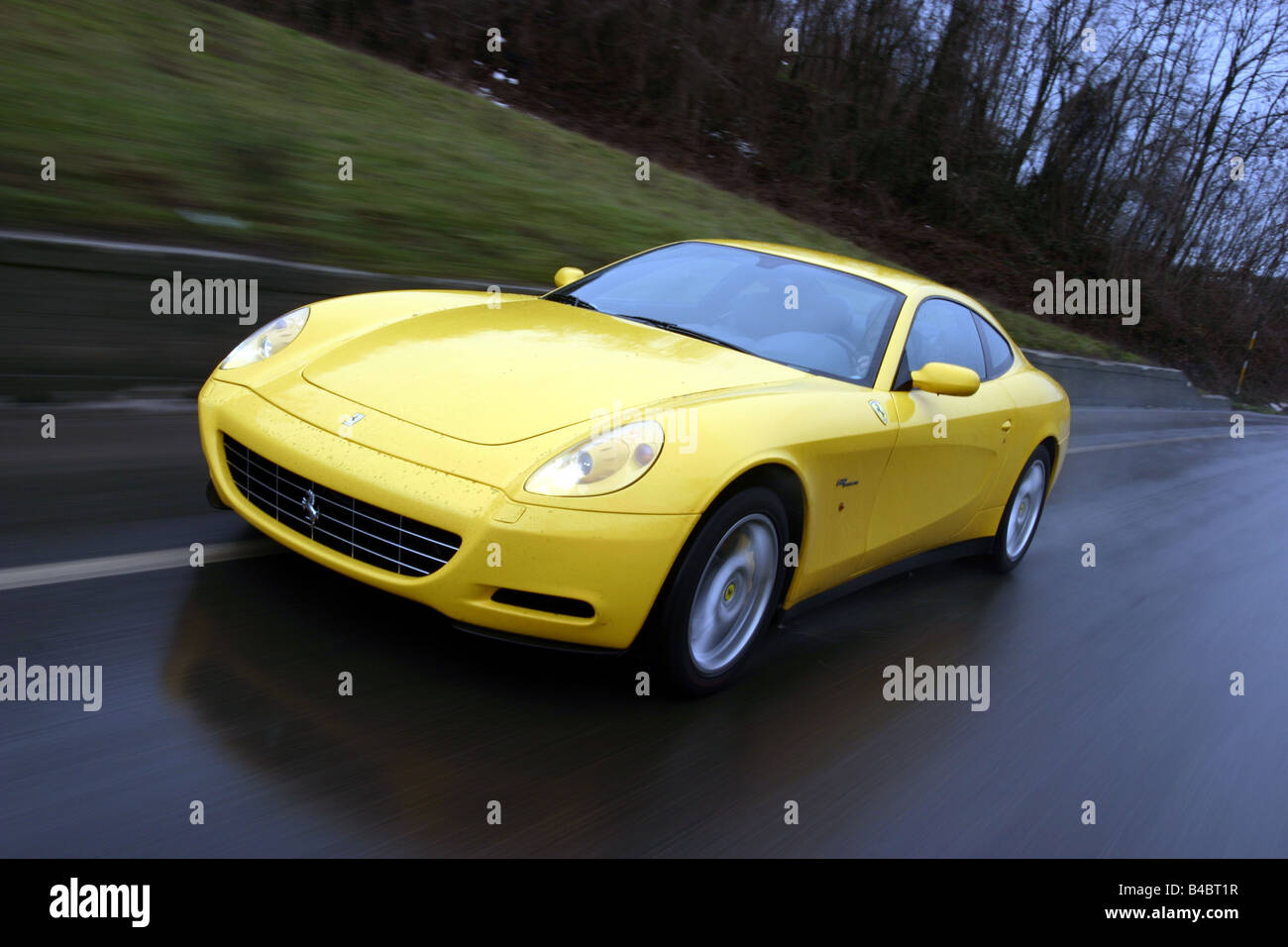 Modelljahr 2004-Coupe/Coupe, gelb, fahren, schräg von vorne, frontale Ansicht, Roadster, Auto, Ferrari 612 Sapprox.lietti Stockfoto