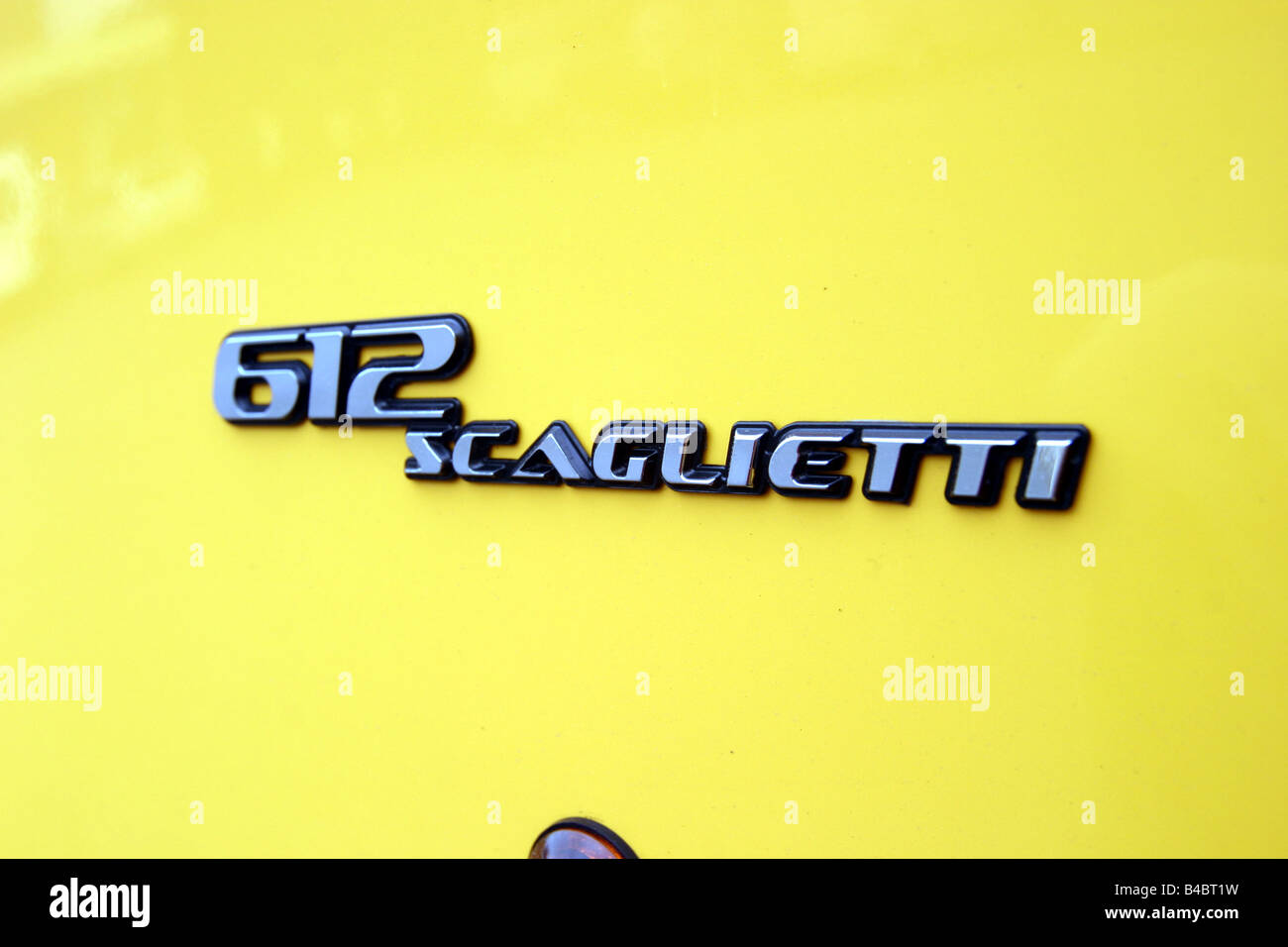 Auto, Ferrari 612 Sapprox.lietti, Roadster, Baujahr 2004-Coupe/Coupe, gelb, Detailansicht, Modellbezeichnung, Technik/Ac Stockfoto