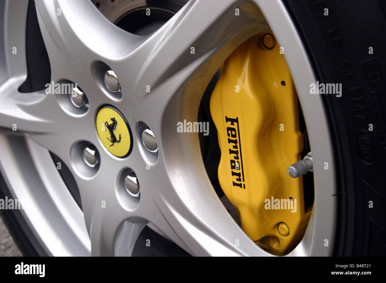 Auto, Ferrari 612 Sapprox.lietti, Roadster, Baujahr 2004-Coupe/Coupe, gelb, Detailansicht, Bremse, Reifen, Rad, Photographe Stockfoto
