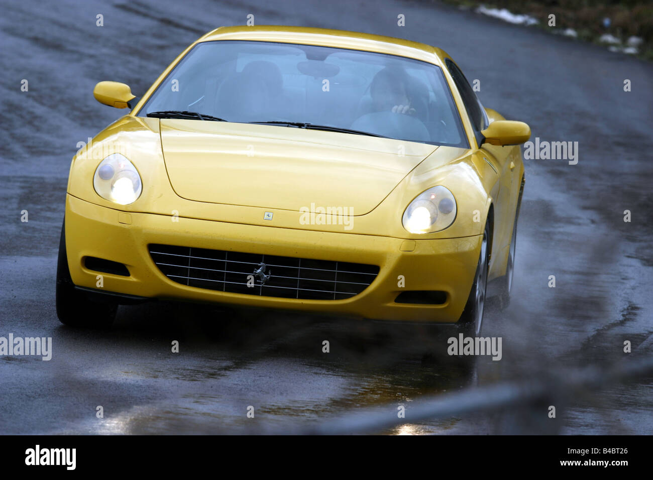 Modelljahr 2004-Coupe/Coupe, gelb, fahren, schräg von vorne, frontale Ansicht, Roadster, Auto, Ferrari 612 Sapprox.lietti Stockfoto